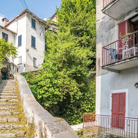 Guesthost - Lovely With Balcony A Few Mt From The